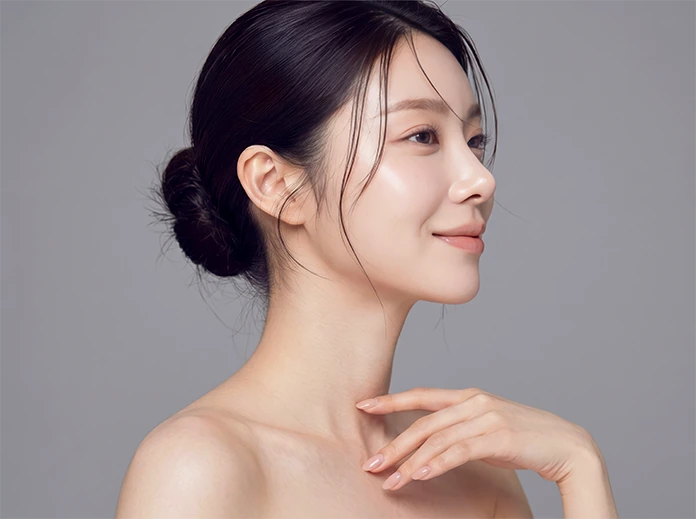 또렷한 턱선을 보이는 여성 모델